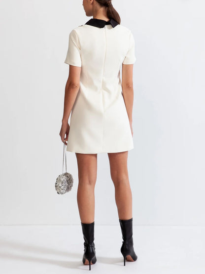 Elyana Premium Kleid mit Schmuckdetails